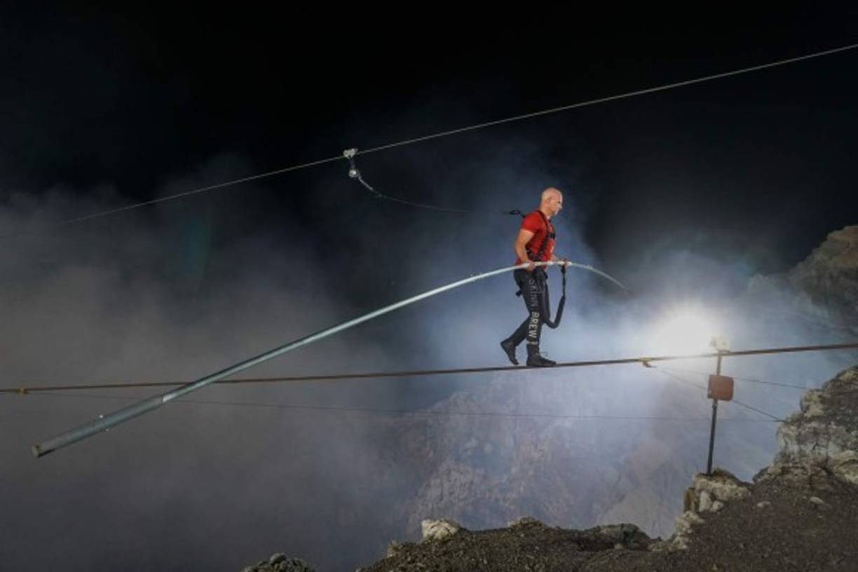 Wallenda comenzó la caminata a las 20H20 locales (02H00 de jueves) y terminó 31 minutos después sudado y alegre.