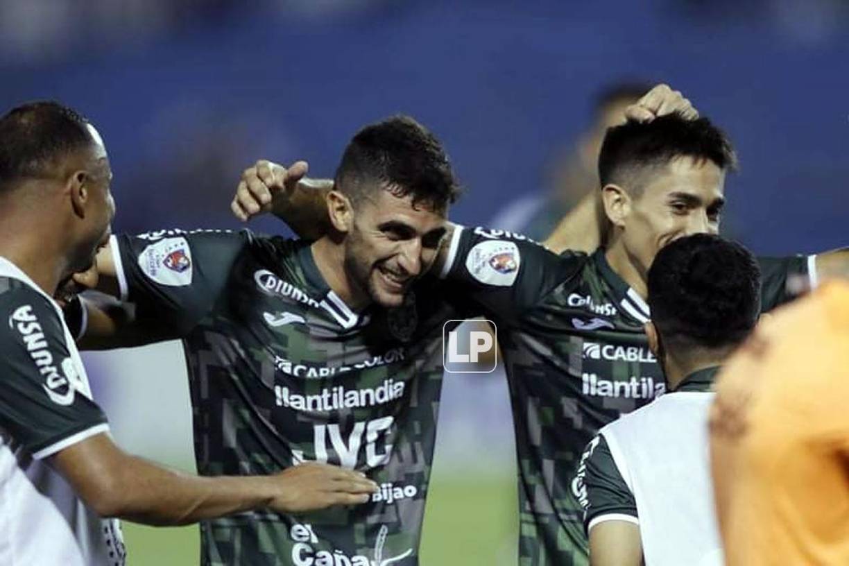 Juan Vieyra fue felicitado por sus compañeros tras el golazo en el Olímpico.