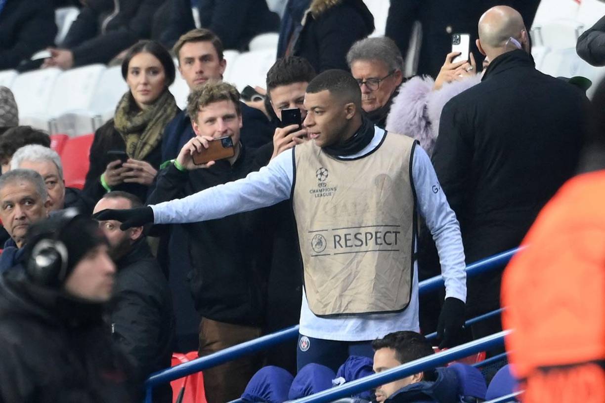 Kylian Mbappé salió a calentar durante el medio tiempo del partido.
