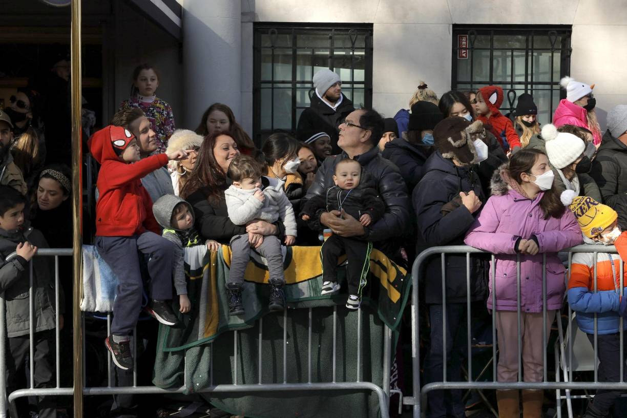 Miles de personas se congregaron en las aceras para disfrutar del desfile navideño.