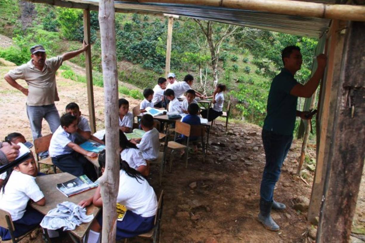 Los padres de familia agradecieron la labor del docente que con 24 años asumió el cargo de reabrir la escuela.<br/>