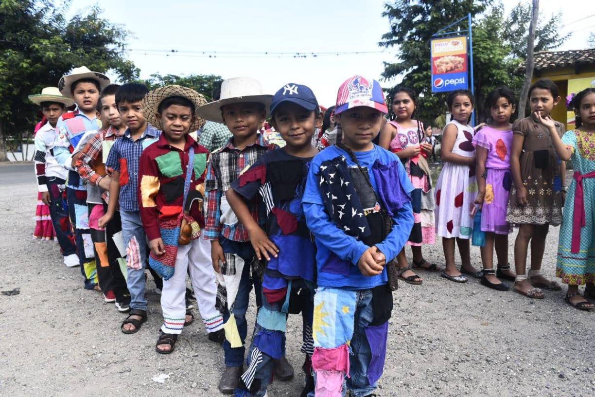 Representan la gastronomía, costumbres, vestimenta, cultura y tradiciones que se mantienen vigentes en la tierra del primer defensor de la soberanía nacional, el cacique Lempira.