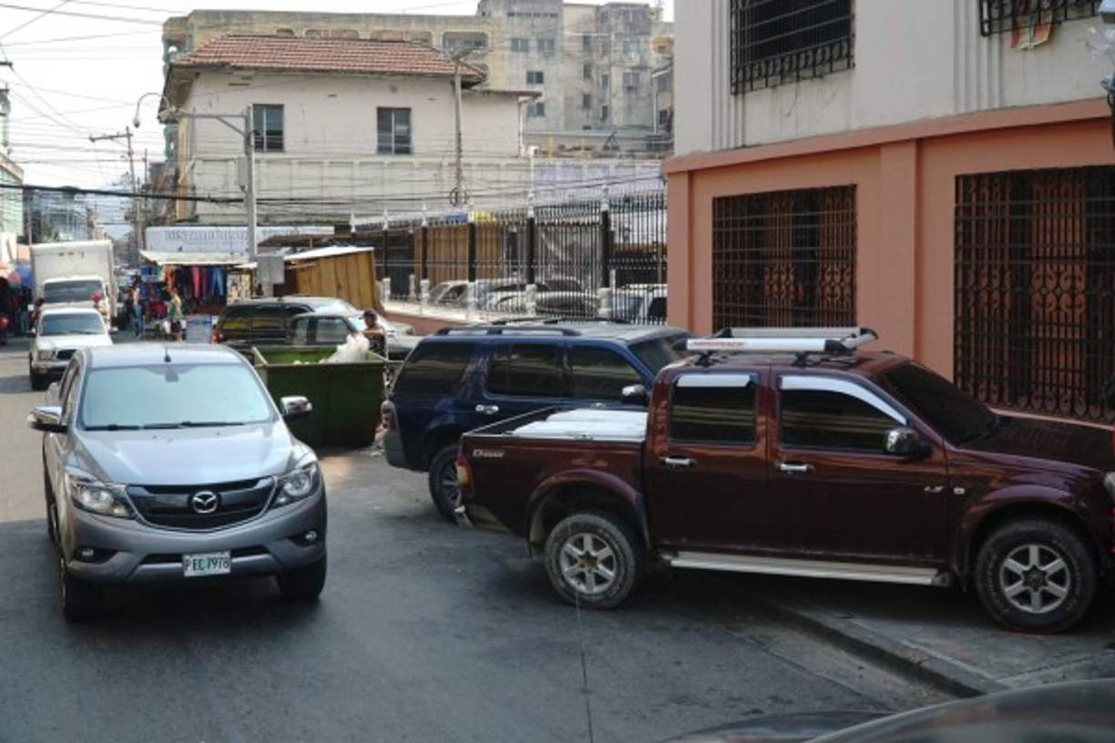 Las aceras de la catedral San Pedro Apóstol figuran entre las más invadidas de la ciudad.