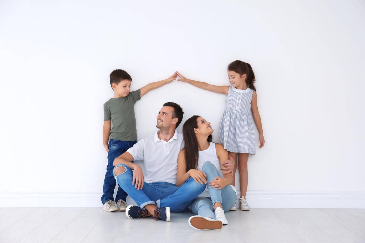 Este enfoque integrador es esencial para comprender plenamente la complejidad de las emociones humanas. La combinación de la biología y la cultura ofrece una perspectiva más completa y matizada, permitiendo el desarrollo de intervenciones y tratamientos que sean culturalmente sensibles y biológicamente informados. Al considerar tanto los factores biológicos como los culturales, podemos mejorar nuestra comprensión de las emociones y desarrollar estrategias más efectivas para promover la salud emocional y el bienestar.