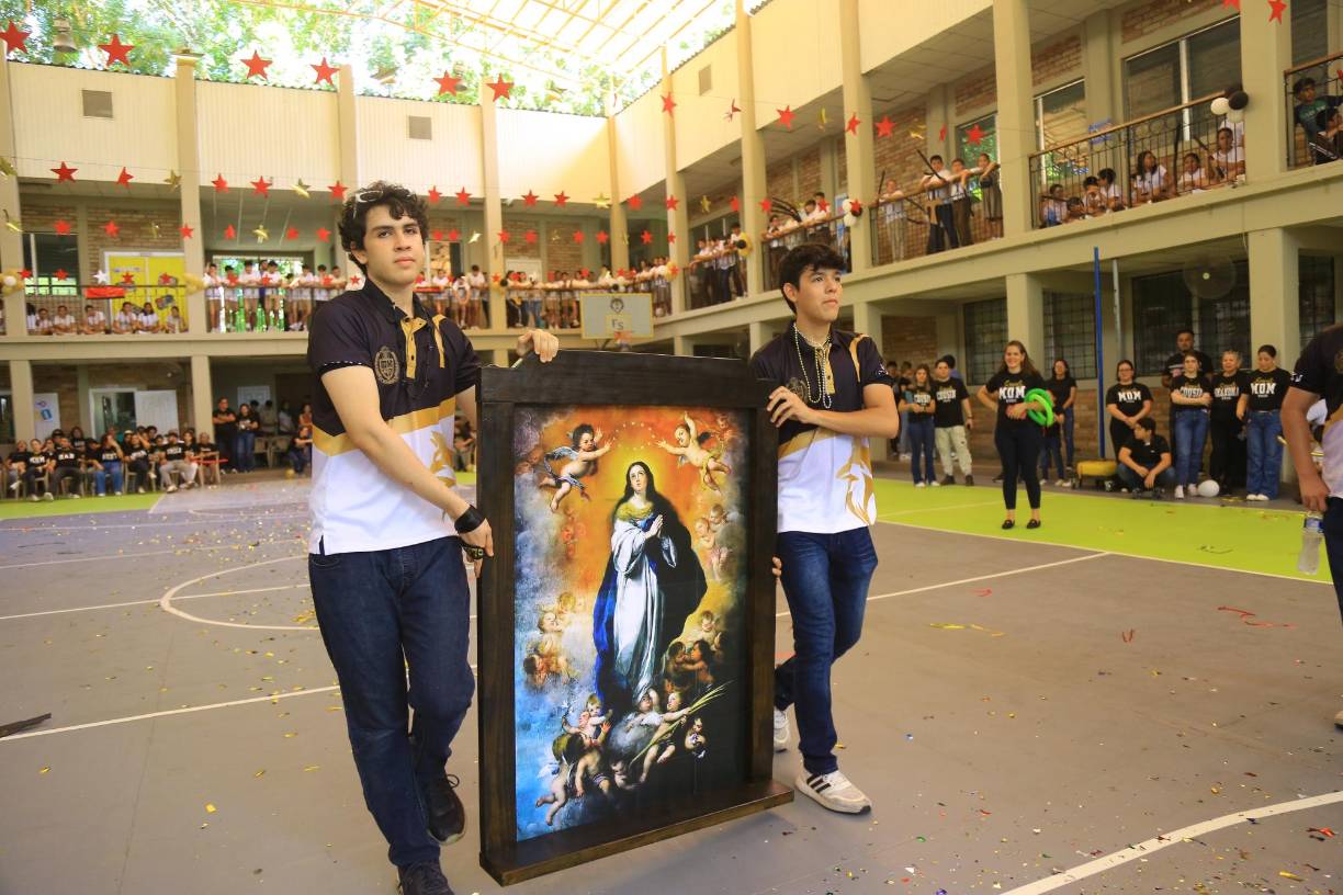 Los alumnos de último año realizaron un recorrido con un cuadro de la Virgen de la Inmaculada Concepción, seguidamente elevaron una oración