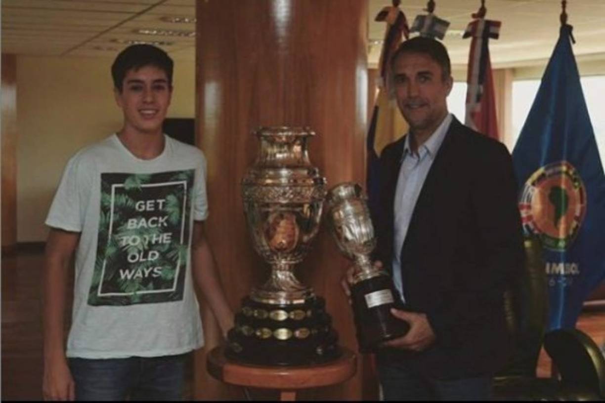 Uno de los hijos de 'Batigol' trabaja como empleado en una fotocopiadora, asegura que lo tiene laborando para que sea consciente de que hay que luchar para llegar a la cima. “Yo entiendo que tiene otro sabor cuando va en un auto menos lindo, pero dice: ‘Me lo gané solo'”, dijo.