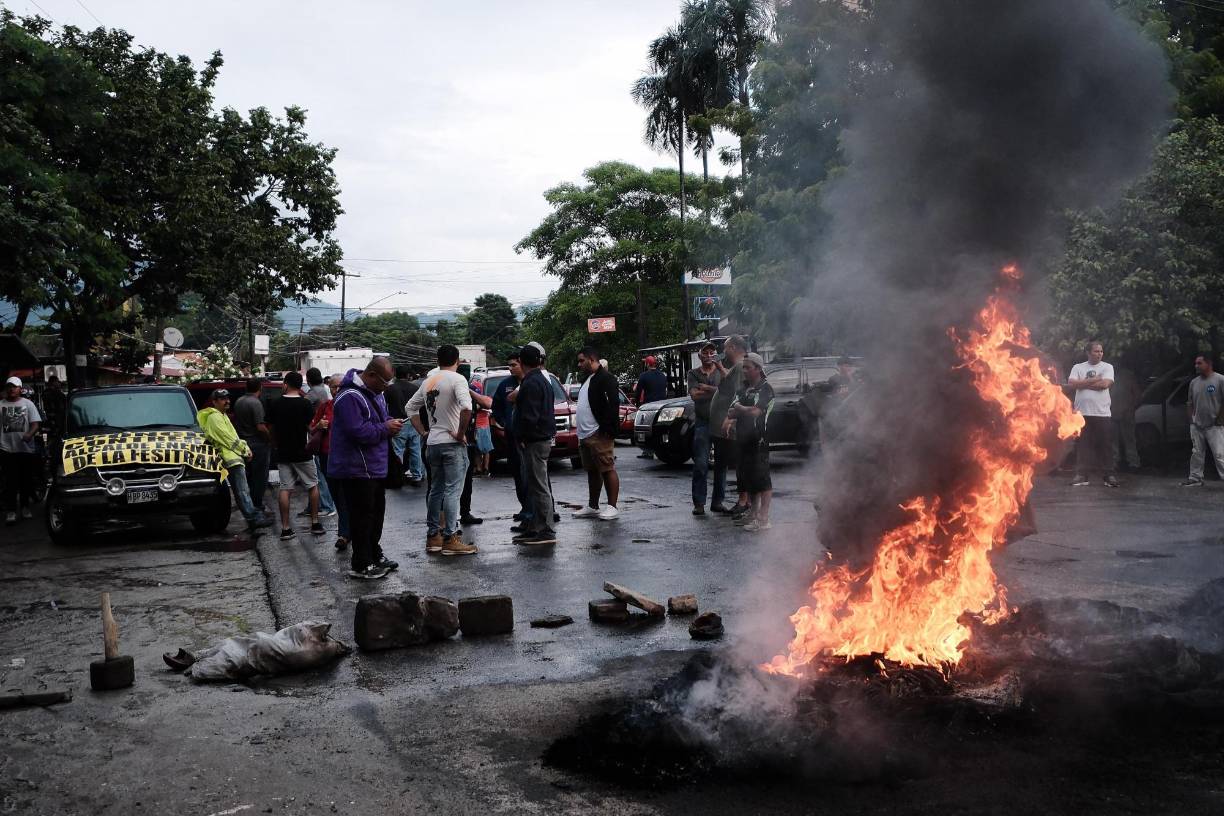 Los manifestantes quemaron llantas, colocaron piedras y otros escombros para bloquear la vía de acceso. 