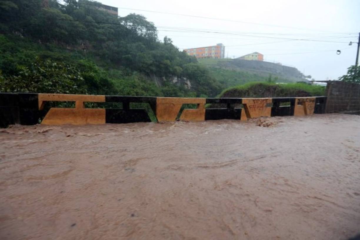 Así lucía el puente de la colonia Nueva Suyapa debido a la gran cantidad de agua lluvia.