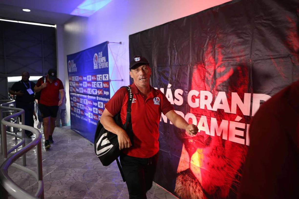 Pedro Troglio llegó con buen ánimo al estadio Nacional Chelato Uclés para la Gran Final.