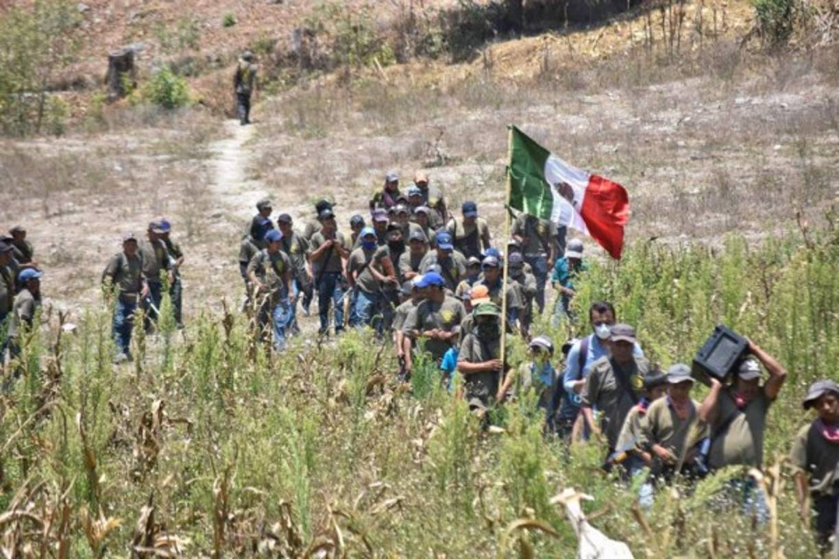 La Coordinadora Regional de Autoridades Comunitarias, de la cual forma parte este grupo policíaco, exigió al Gobierno federal soluciones para sus demandas y anunció que si en los próximos días estas no se cumplen, impedirán la instalación de casillas en sus comunidades durante la jornada electoral del 6 de junio. Fotos EFE<br/>