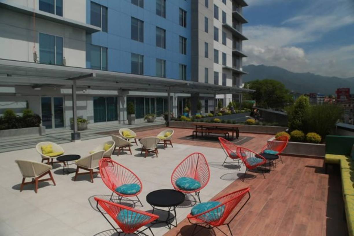 El bar y terraza del hotel es uno de las estancias que más fascina. El Hyatt Place está a 30 minutos del Aeropuerto Internacional Ramón Villeda Morales.