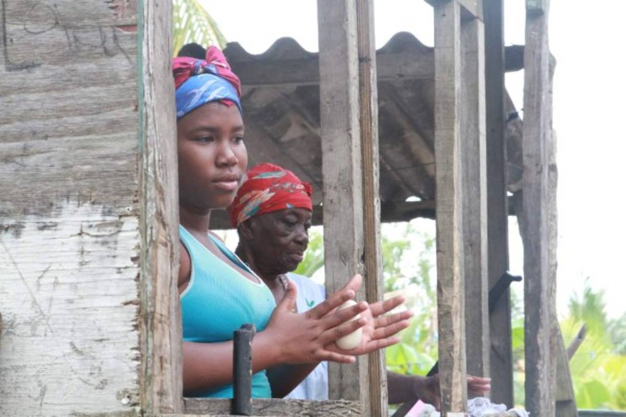 Una mujer garífuna de las comunidades en Puerto Cortés.