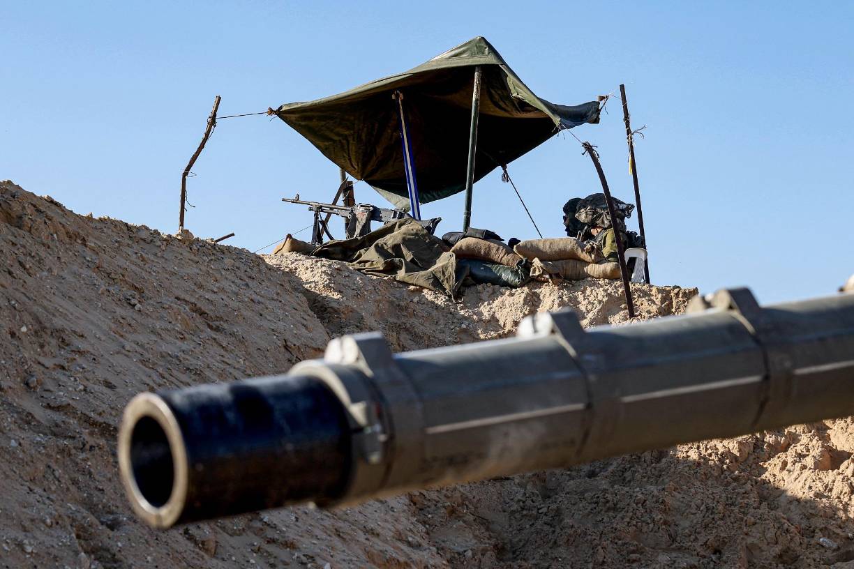 La boca de salida de este túnel, con un diámetro de más de tres metros, ha quedado descubierta en un enorme hoyo cavado por las tropas israelíes sobre la superficie, a escasos 400 metros del cruce de Erez, que conecta el norte de la Franja con Israel.
