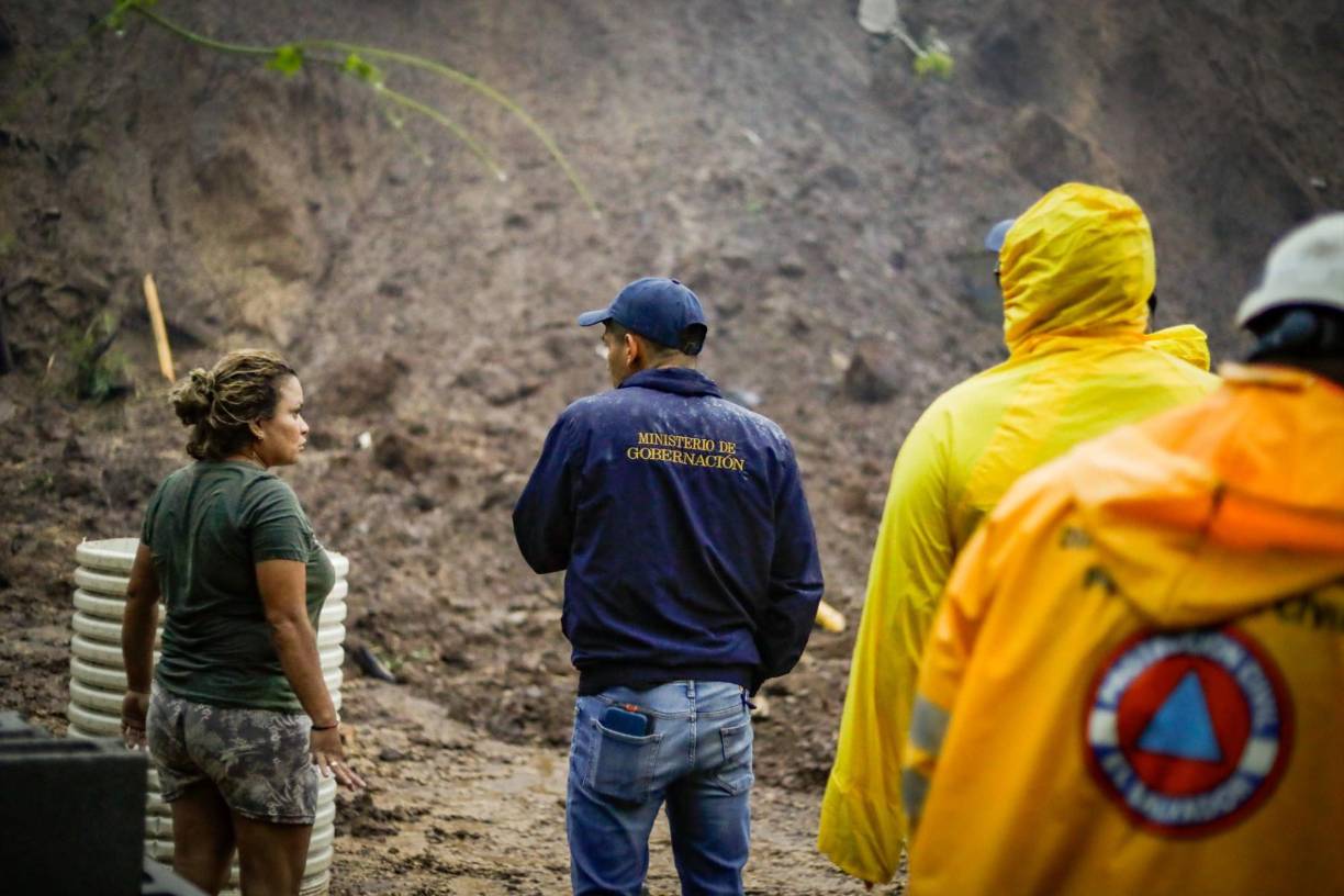 “Pedimos a la población salvadoreña tomar todas las precauciones necesarias y no poner sus vidas en riesgo”, indicó en la misma red el presidente Nayib Bukele.