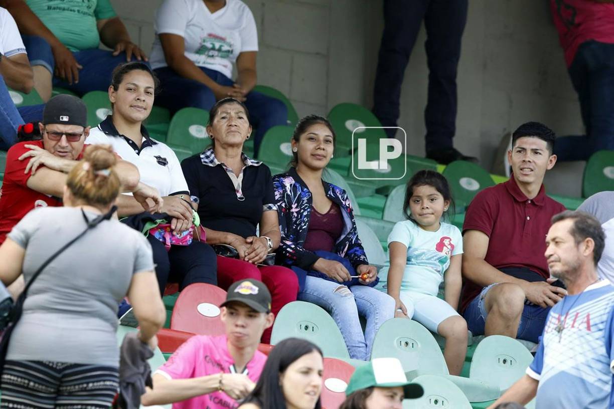 La familia de Francisco Martínez disfrutó y celebró el triunfo del Marathón frente al Real España.