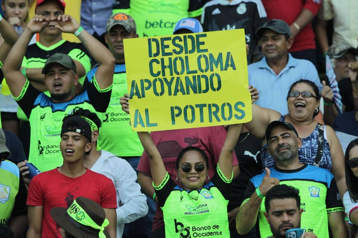 Desde Choloma llegaron algunos aficionados de los Potros para ver la final de ida.