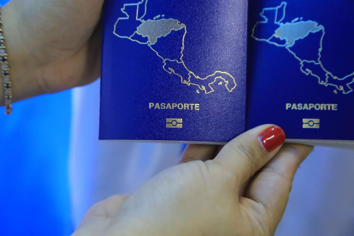 La respuesta es que sí: ese error no afecta en nada.Si en su pasaporte dice “coriente” y no “corriente”, puede salir del país y viajar a cualquier parte del mundo sin problemas. 