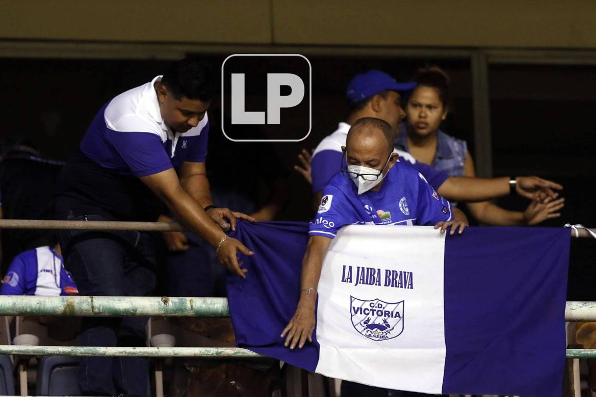 Al coloso sampedrano también llegaron aficionados del Victoria.