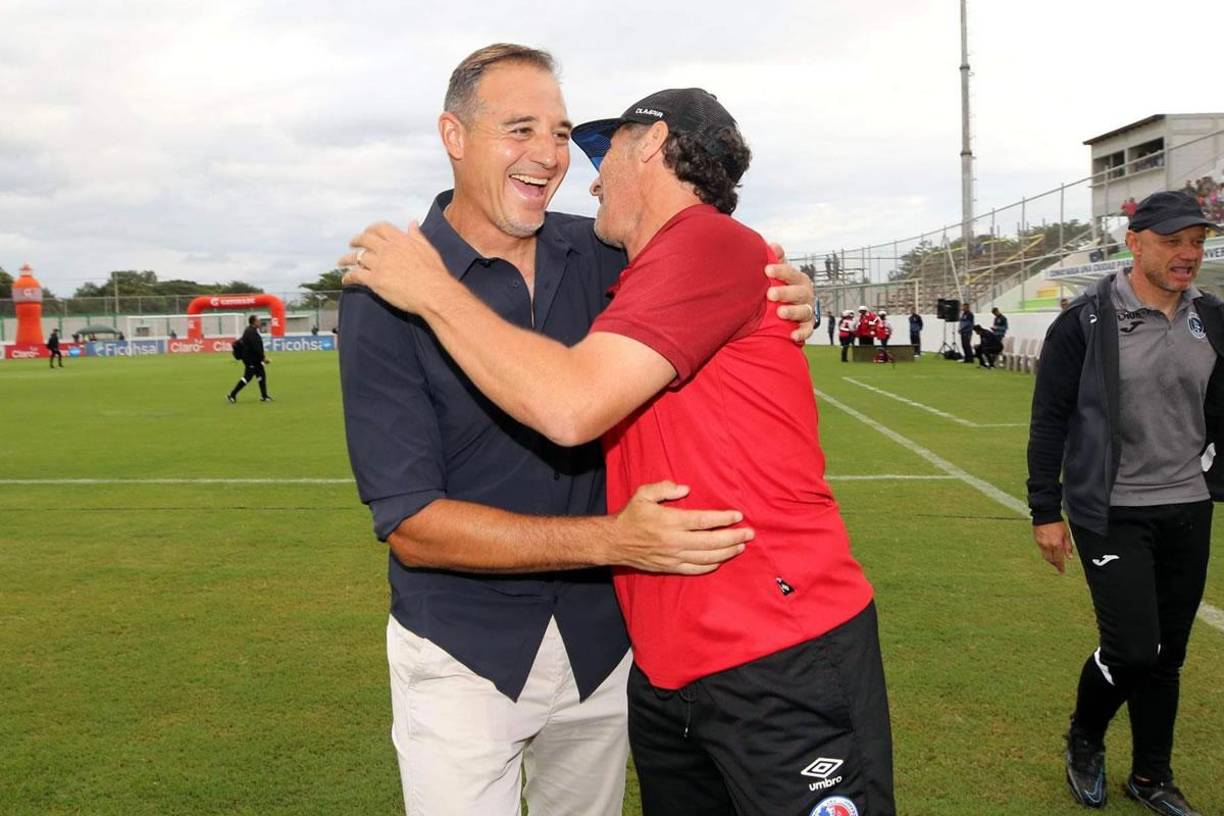 ‘La Tota‘ Medina y Pedro Troglio se mostraron muy cariñosos previo al partido. Se dieron un gran abrazo.