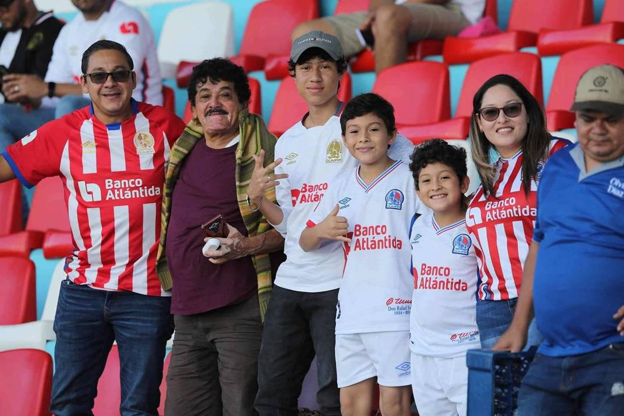 Los aficionados olimpistas llegaron temprano al estadio Nacional Chelato Uclés para el Clásico ante Marathón.