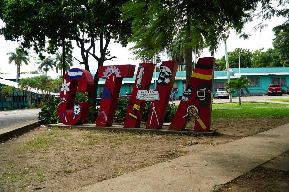 “Yo fui a las 4:00 de la tarde a traerla porque están en exámenes y salen más temprano, pero ya no estaba y la anduve buscando por todo el colegio y los niños que la conocen a ella me ayudaron a buscarla y no la encontramos”, dijo Delgado.
