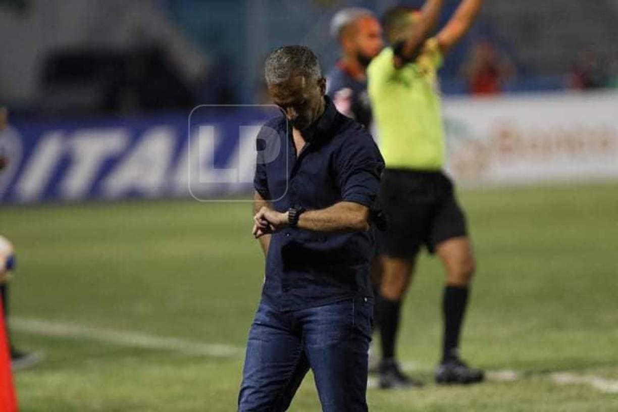 El entrenador Pablo Lavallén estuvo pendiente de su reloj ya que el tiempo era el peor enemigo del Olimpia. 