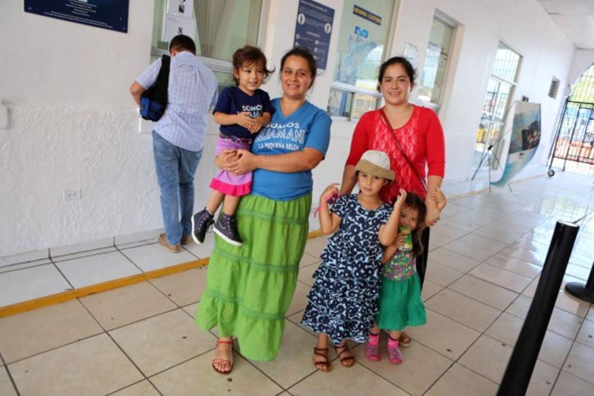 Junto con el flujo de hermanos salvadoreños también llegan visitantes de otros países.