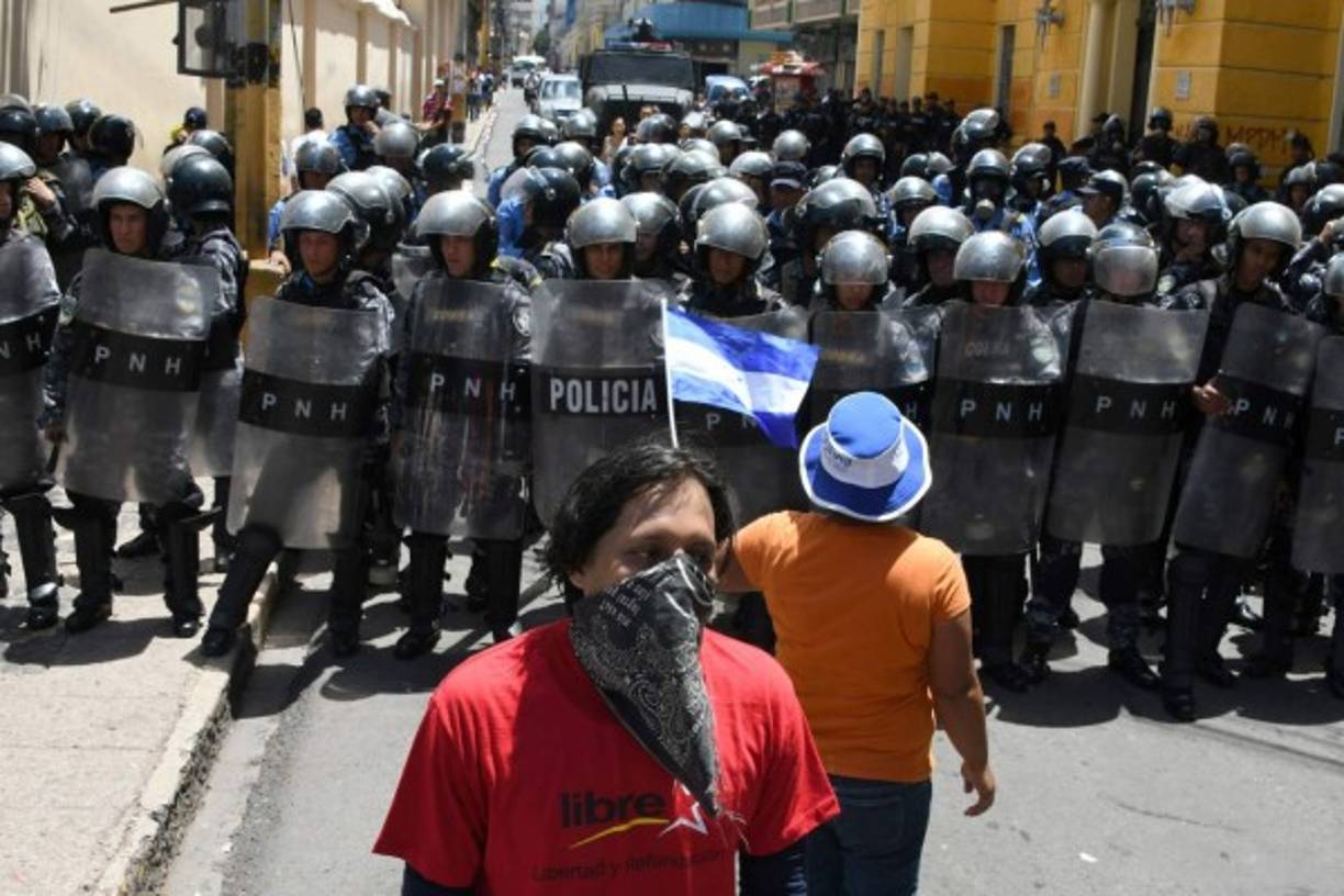'Lo que estamos haciendo es protegiendo la propiedad privada' porque los manifestante 'quiebran vidrios, rótulos, manchas paredes', justificó un agente policial a periodistas.