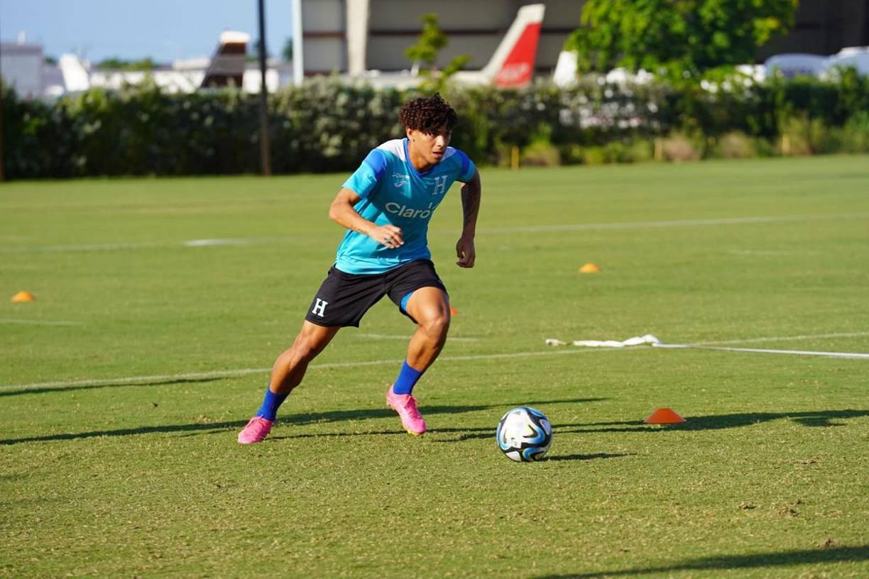 El joven mediocampista David Ruiz puede ser una opción para jugar de cambio ante Jamaica.