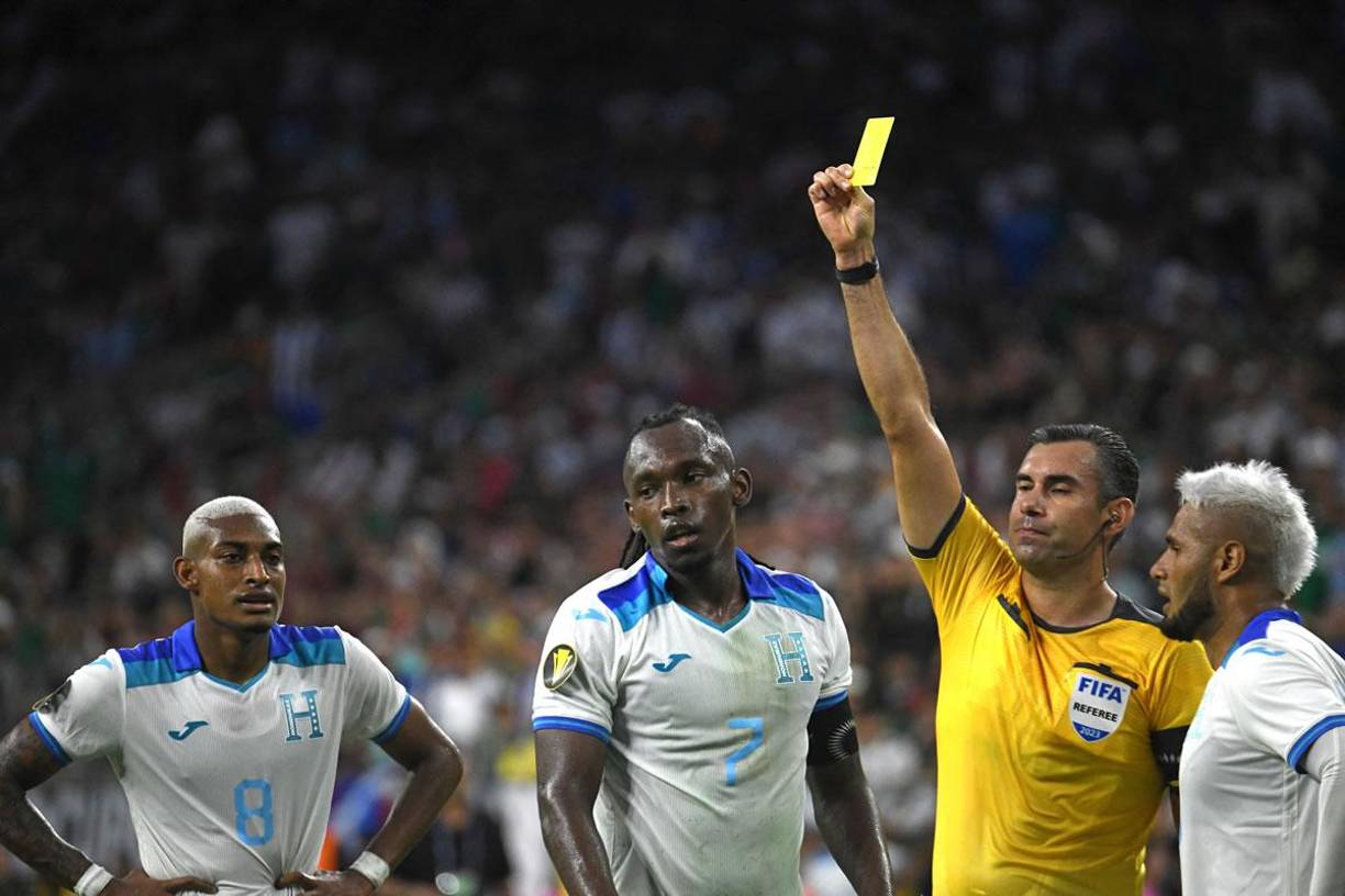 El árbitro amonestó con amarilla al mexicano Uriel Antuna tras la falta contra Alberth Elis.