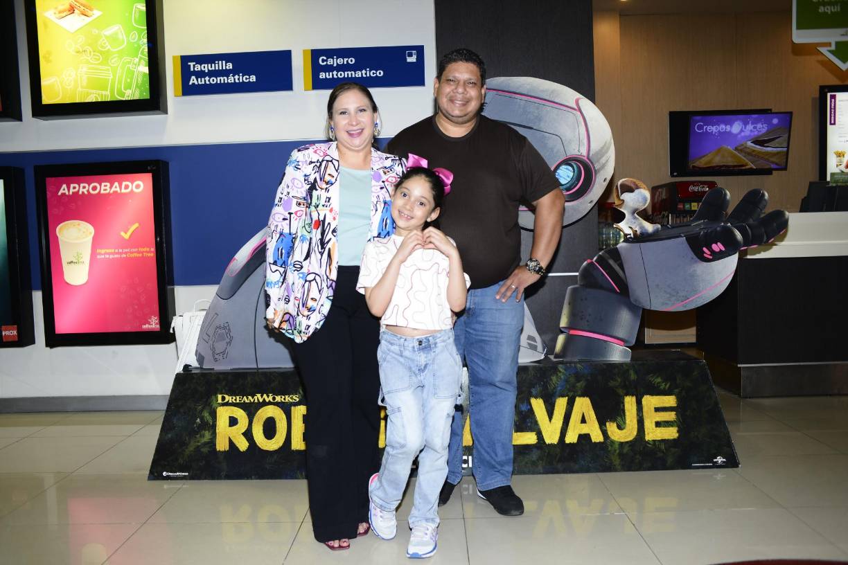 Fabiola Lagos con Leah Zoé Lagos y Carlos Pagoada.