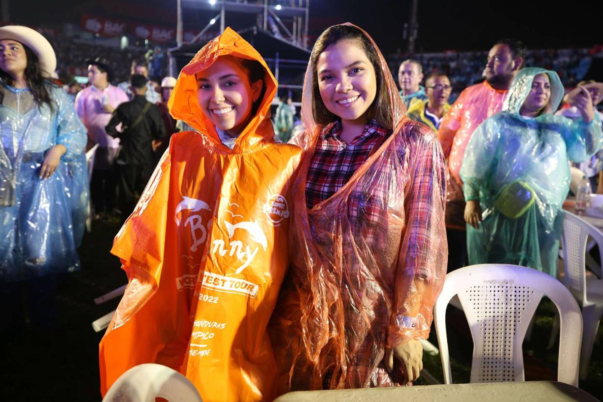 Pese a la intensa lluvia, los catrachos disfrutaron la velada musical. 