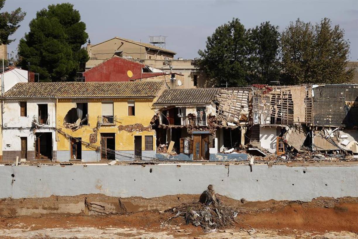 Según las predicciones de la Agencia Estatal de Meteorología, las lluvias torrenciales de las últimas horas comienzan a perder intensidad y extensión, aunque todavía este jueves doce provincias continúan en alerta y especialmente Tarragona y Castellón, con nivel naranja riesgo importante ante acumulaciones cercanas a 40 litros en una hora o 100 litros en 12 horas.