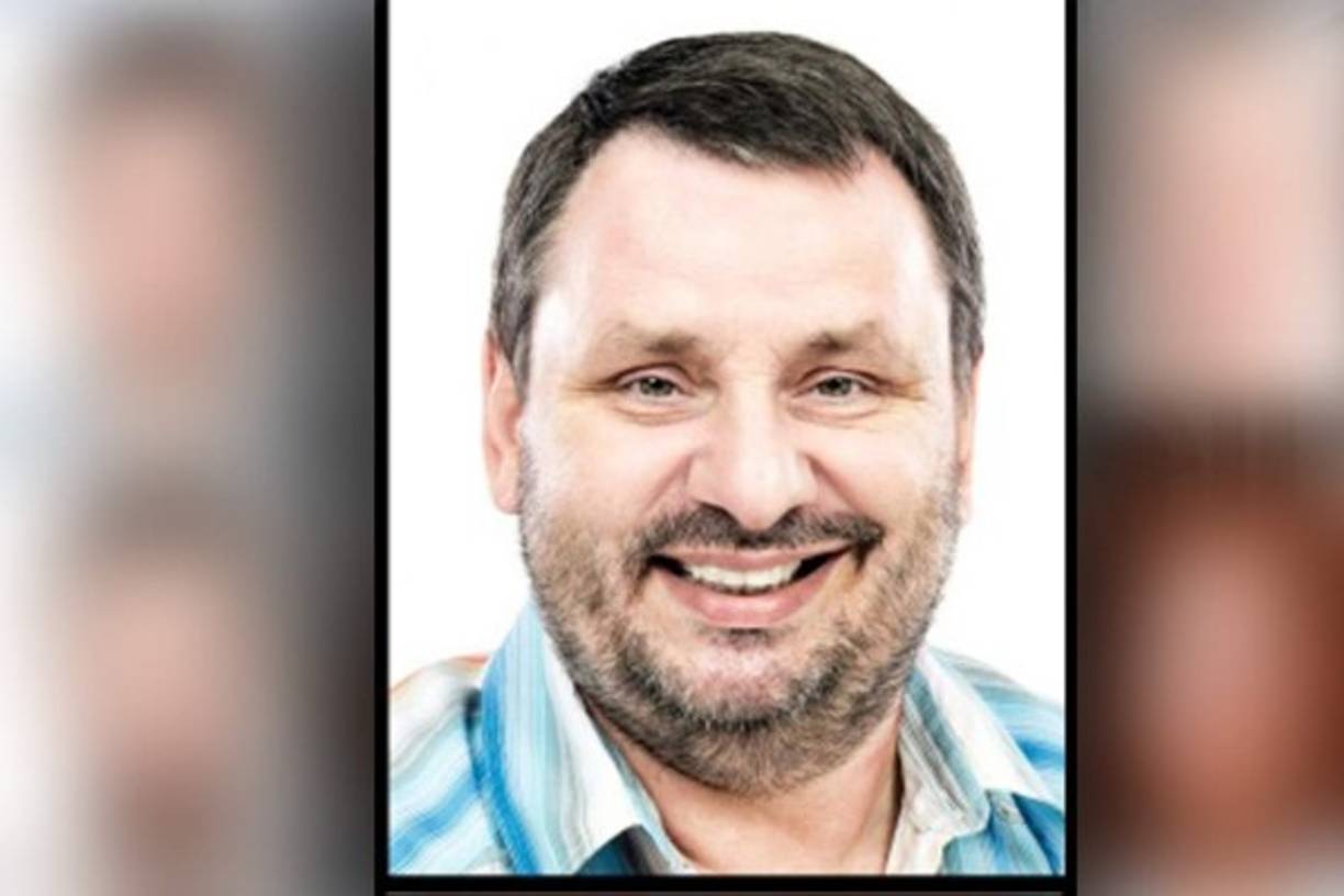 Los individuos con un mentón pequeño son pacientes, suelen ceder y tienen un temperamento calmado. Son fríos y reservados. La punta “suspendida” de la nariz muestra una actitud alegre por la vida. <br/><br/>Por la forma de sus labios, se puede decir que, en situaciones de urgencia, manifiesta su capacidad de combatir los problemas solo, sin necesitar ayuda externa.<br/><br/>¿A quién atraen estas personas?<br/><br/>Las personas frías, calladas y complacientes atraen a dos tipos diferentes de individuos: si tu temperamento es igual de silencioso, o bien, si ostentas cualidades próximas a un abusador y deseas aprovecharte de su complacencia y su carácter partidario de evitar conflictos.<br/> Esta elección puede caracterizarte como una persona igual de modesta, fuerte y calmada, como el hombre que aparece en la imagen, o como una persona de carácter duro, con las características típicas de un explotador.