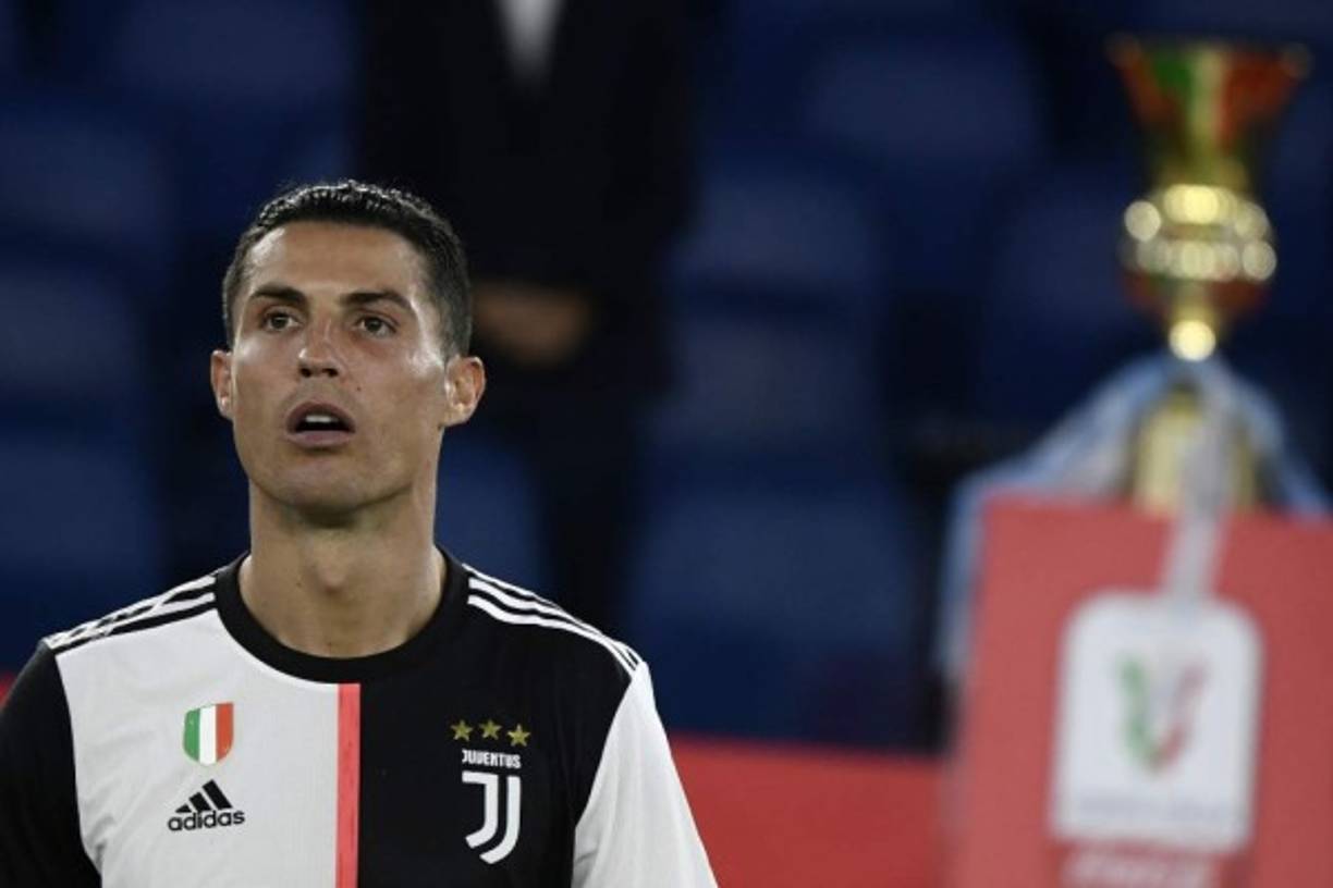 Juventus' Portuguese forward Cristiano Ronaldo (2L) reacts on the field during the UEFA Champions League round of 16 first leg football match between Porto and Juventus at the Dragao stadium in Porto on February 17, 2021. (Photo by MIGUEL RIOPA / AFP)