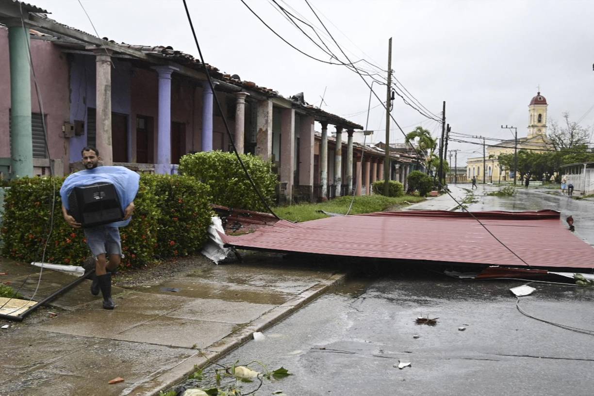 Los vientos derribaron ramas de arboles y otros objetos que han volado en las calles y en los patios de las casas, según imágenes difundidas por la televisión.