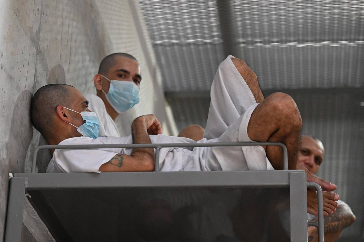 “Se quejan que la comida no es suficiente” y “que están en ocio, no hacen nada porque pasan encerrados”, comentó Caballero a la AFP.