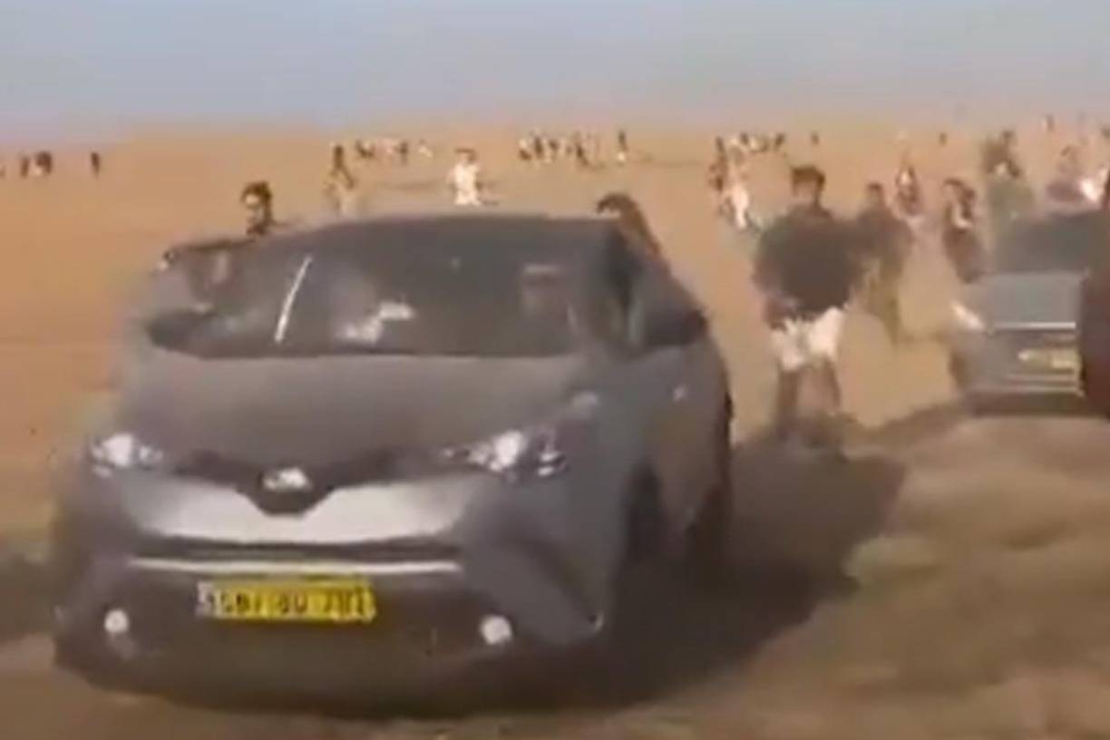 Cientos de padres llevan desde el sábado esperando desesperadamente noticias de sus hijos desaparecidos en esta masacre que ha conmocionado a Israel y este domingo muchos se desplazaron a la comisaria de la ciudad de Lod, cerca del aeropuerto Ben Gurion, que fue habilitada como centro de denuncia de los desaparecidos.