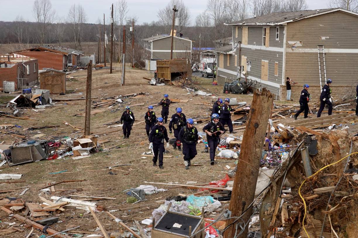 Beshear recordó que todavía hay en Kentucky más de un centenar de personas en paradero desconocido sin que se sepa si están vivas o muertas.