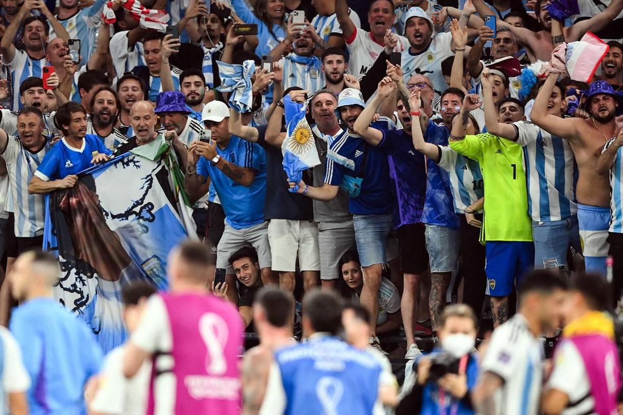 Los jugadores de la Selección Argentina celebrando con sus aficionados en el Ahmad Bin Ali Stadium.