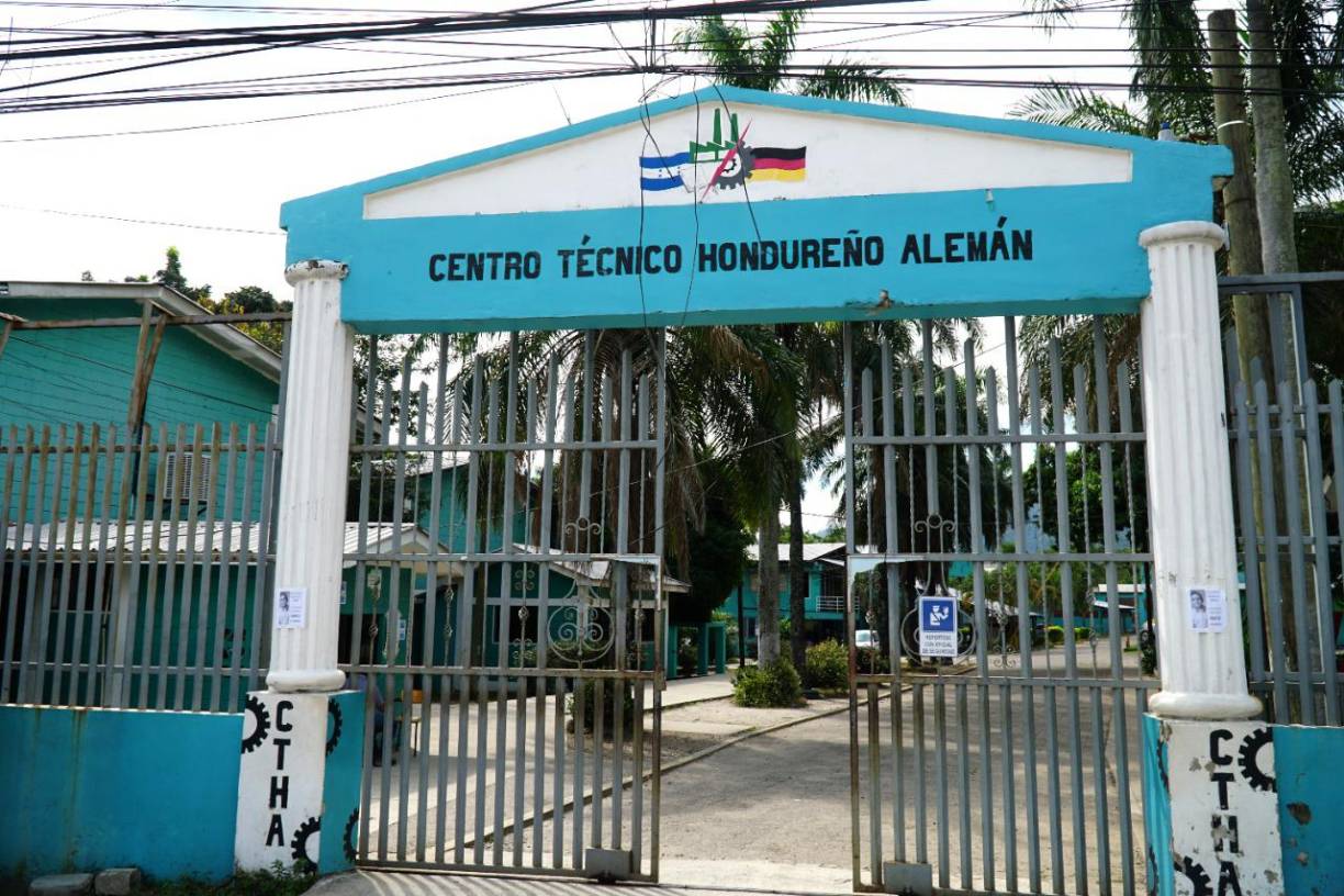 Los compañeros dicen que la miraron en el colegio hasta eso de las 3:00 pm, pero no entró a clases.