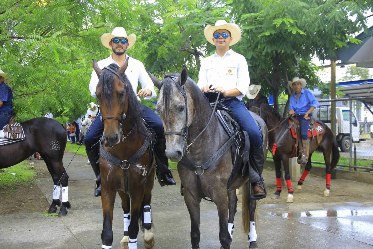 Los hombres también se pusieron elegantes para el desfile.
