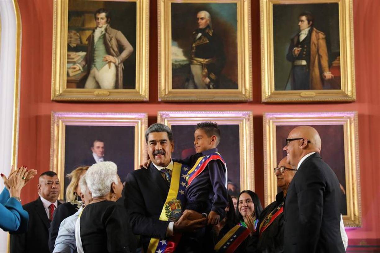 Ataviado con la banda presidencial con el tricolor de la bandera venezolana y el collar “Orden libertadores y libertadoras” que le impuso, en una breve ceremonia, el presidente del Parlamento, el oficialista Jorge Rodríguez, Maduro dijo haber cumplido con la Constitución.