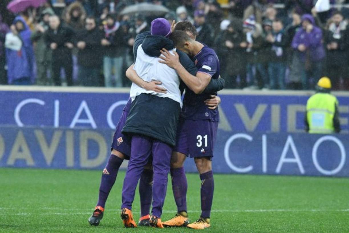 ﻿'Hay hombres que no mueren nunca, hay historias que pasan a la eternidad. Buen viaje capitán', 'las lágrimas de toda una ciudad', 'unidos por la eternidad', 'Florentino para siempre', 'Ciao Davide', 'Verdadero capitán, un hombre de otra época', se podía leer en pancartas.