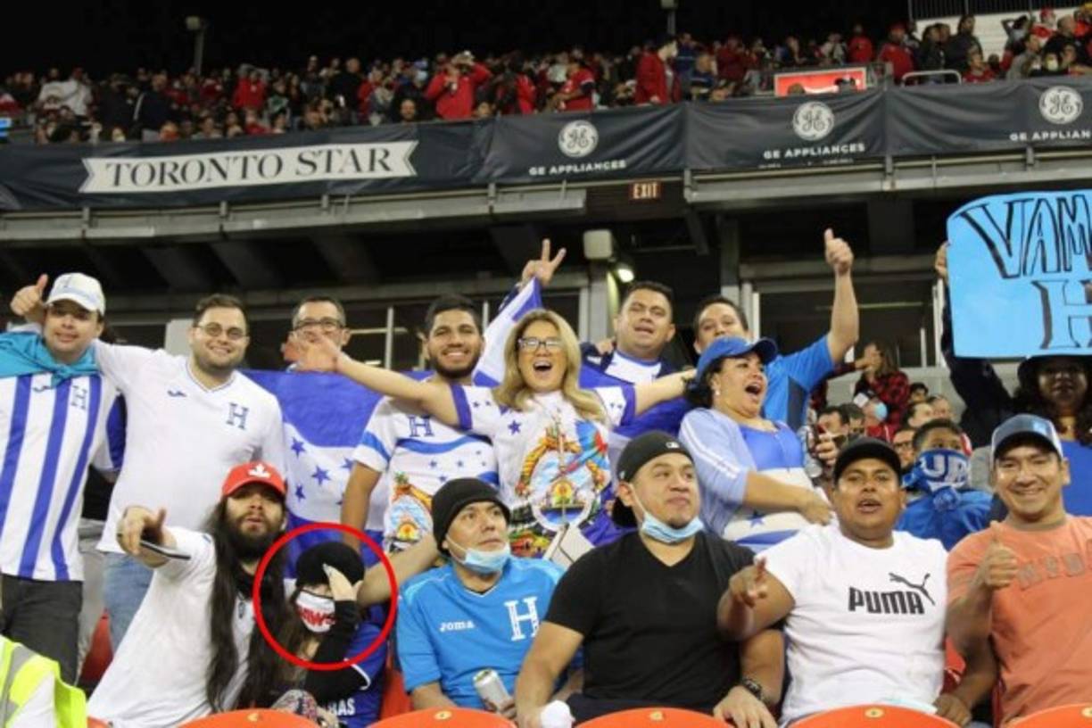 El aficionado hondureño que mostró a su novia norteamericana, ambos con la camisa de la Selección de Honduras, pero ella no quiso posar para la cámara.