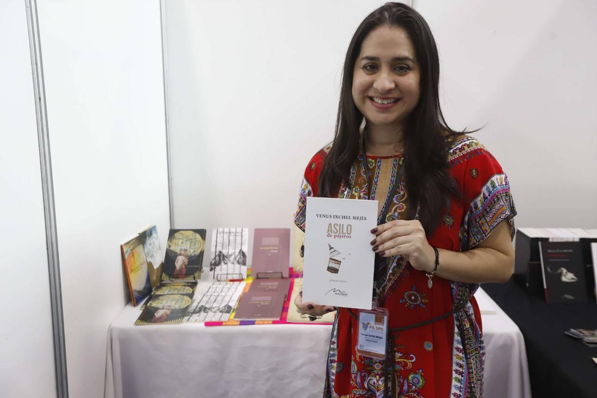 Venus Ixchel Mejía vuelve a ser parte de esta Feria, la poeta, editora y docente llegó desde Tegucigalpa para que el público de la costa norte se haga presente y tenga a su disposición sus rítmicas obras que combinan la belleza de las palabras con la coherencia y profundidad del arte. 
