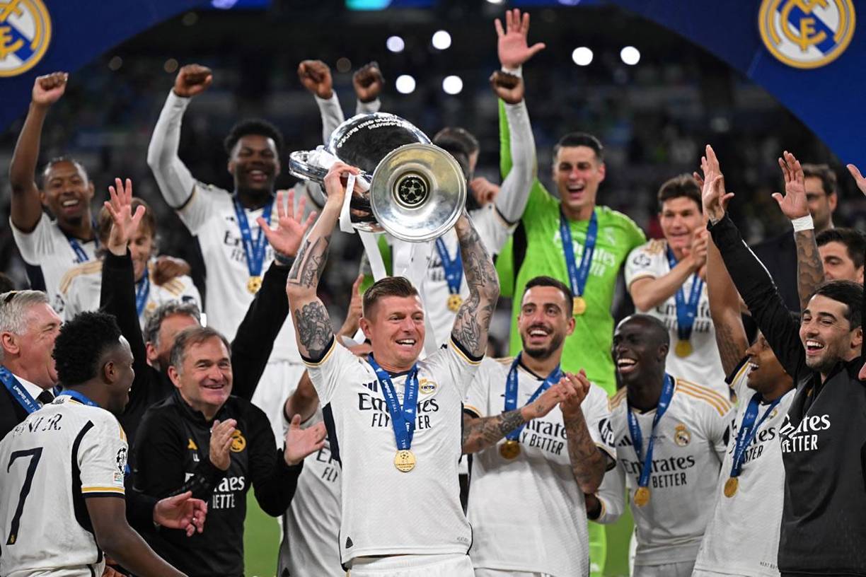 Toni Kroos también pudo levantar el trofeo en su despedida del Real Madrid. Fue su último partido como madridista.