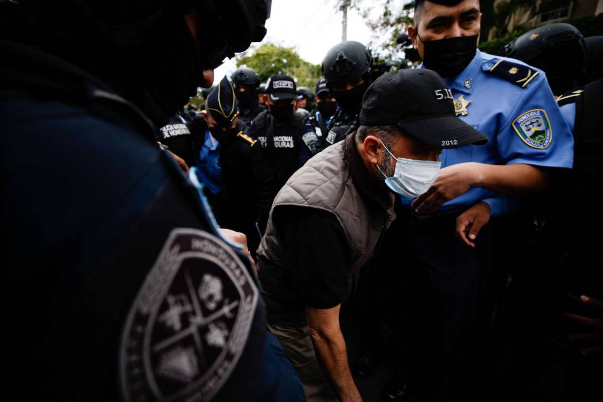 La acusación formal de Estados Unidos contra Hernández alega que “desde alrededor de 2004, hasta 2022, inclusive, Hernández, que fue presidente de Honduras durante dos mandatos, participó en una conspiración corrupta y violenta de narcotráfico para facilitar la importación de cientos de miles de kilogramos de cocaína a los Estados Unidos”.