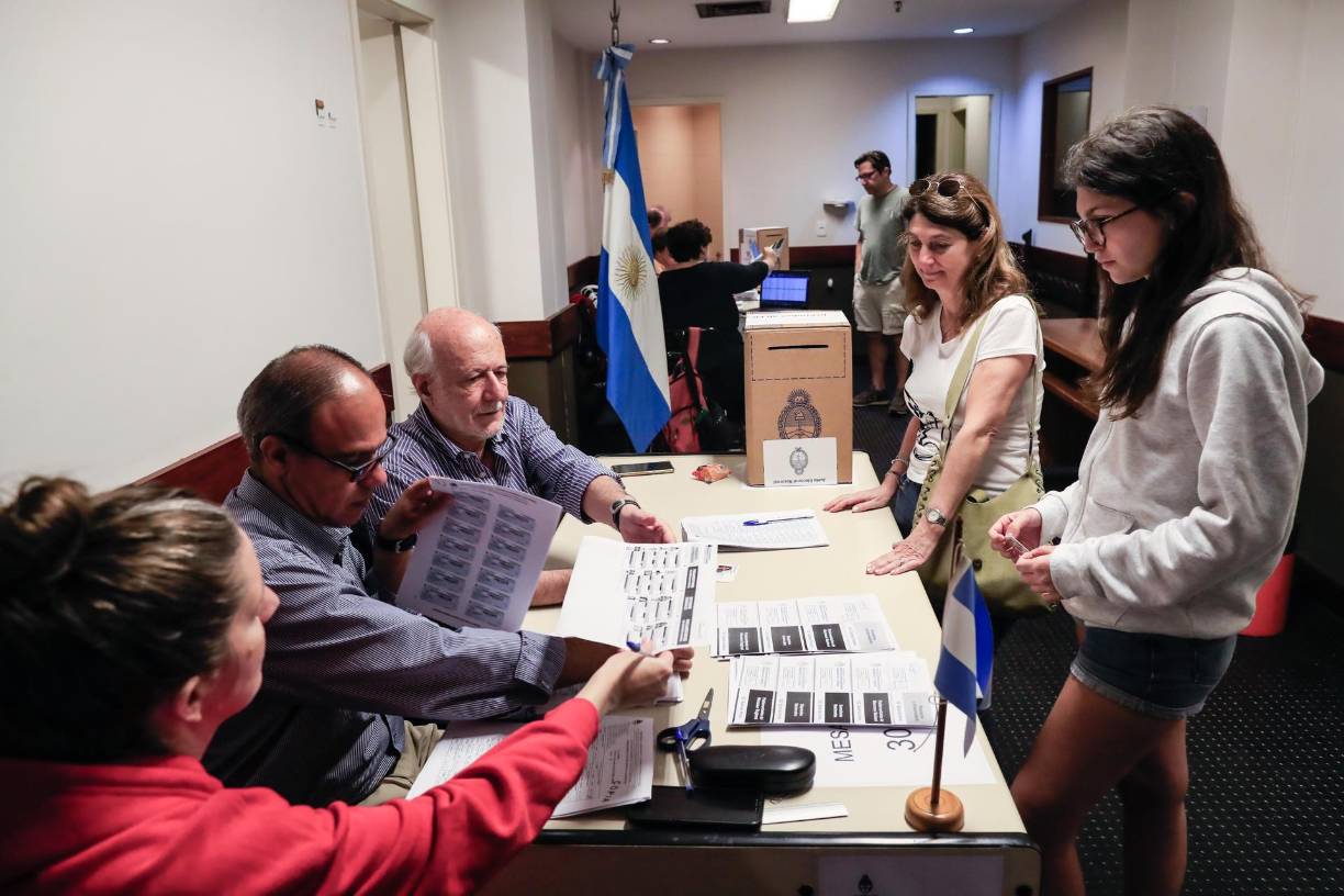 Los <b>argentinos</b> elegirán este domingo presidente entre el ultraderechista Javier Milei, un antisistema que propone acabar con la “casta política”, el ministro de Economía Sergio Massa, peronista, y la conservadora Patricia Bullrich, en un clima de angustia por la grave crisis económica.