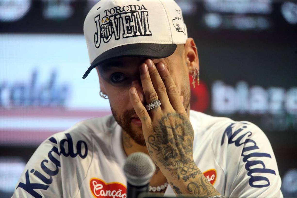 El camisa 10 se emocionó al hablar de su familia, sobre todo de su padre, del que dijo que fue “fundamental” para su regreso al club paulista doce años después de su salida.